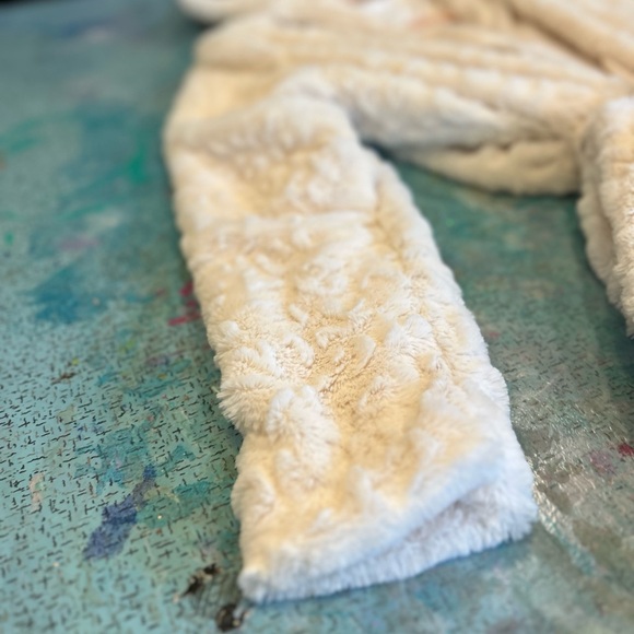 SOFT Blanket Robe - Picture 3 of 13